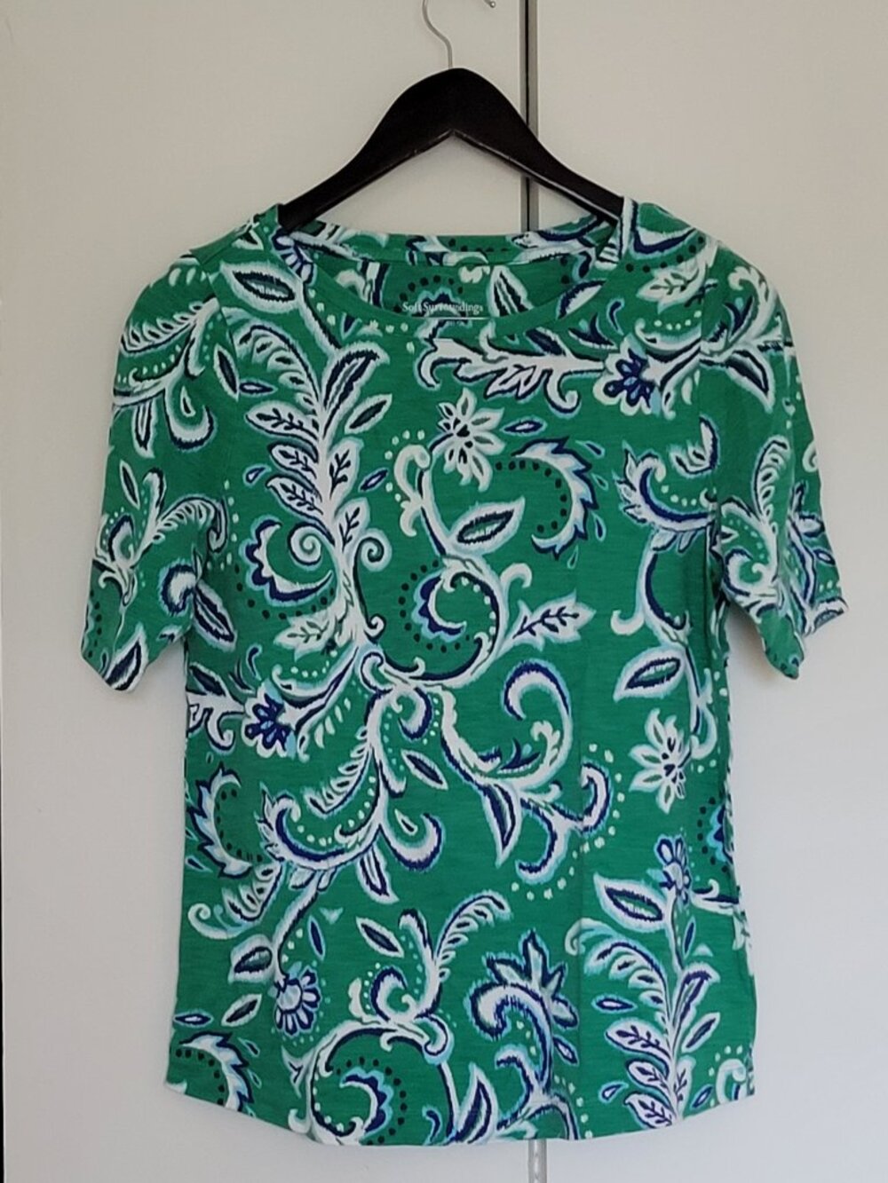 Soft Surroundings - green cotton t-shirt, size medium, floral/leafy pattern